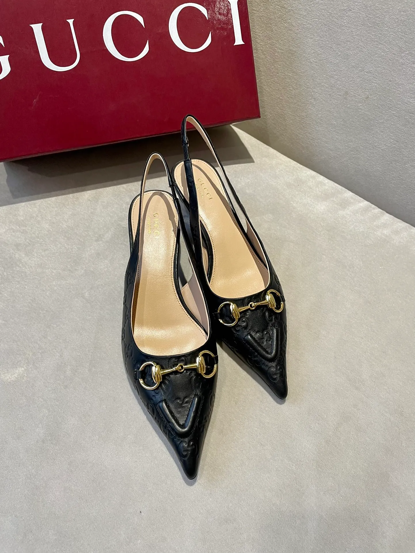 👟👟Ex-factory price 580👟👟 2024 G family’s new GUcc𝐢 horsebit pump sandals with pointed toes, elastic straps and kitten heels complement each other to create a comfortable and fitting design, and the back-lace pumps are the essence of design. Hot-drilling process Upper: Imported high-grade G G canvas Lining/foot pads: Full-grain high-grade lambskin Sole: Italian top-grade genuine leather sole Heel height: 10.5cm Fitting size: 35-42 (40/41/42 custom-made, non-refundable)